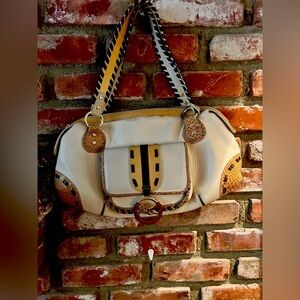 Beautiful Etro shoulder bag. Great used condition. Some minor flaws.